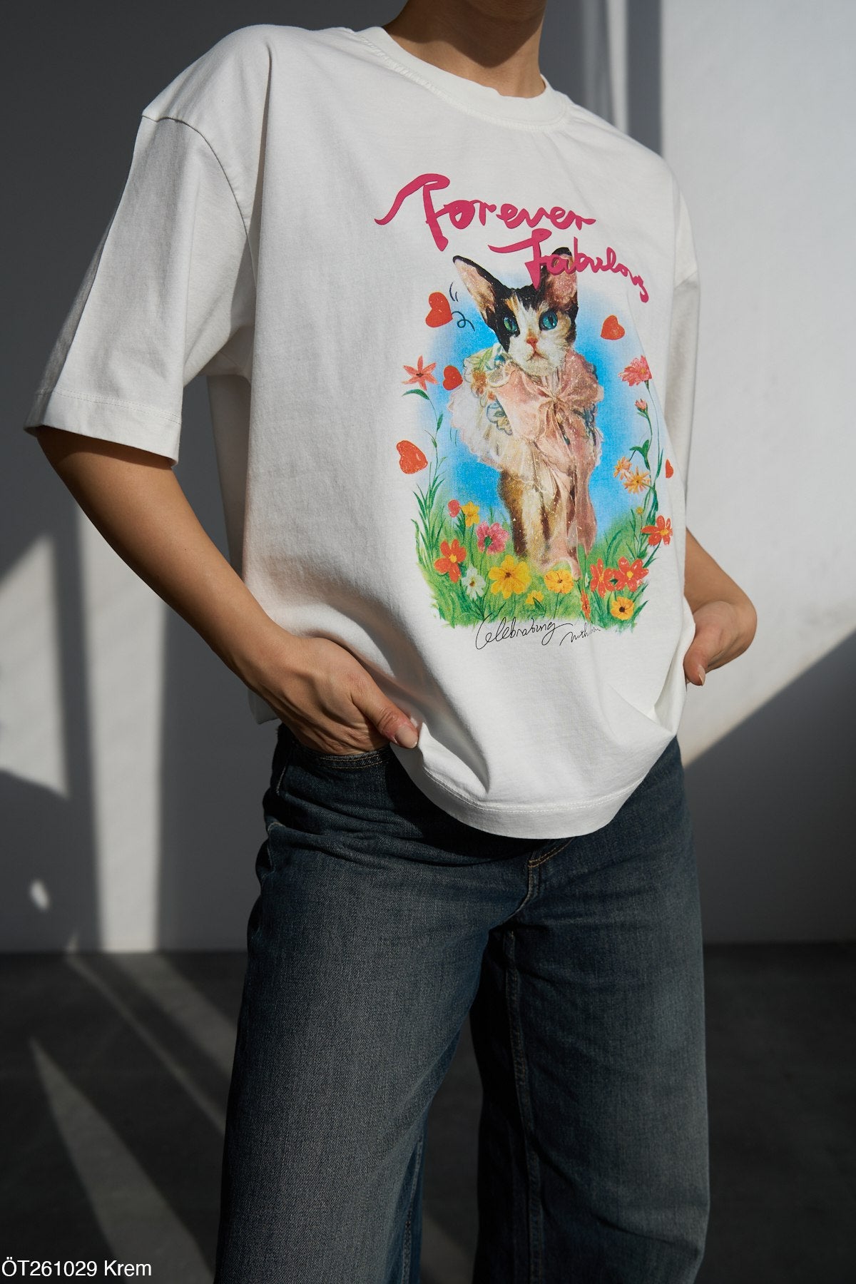 Queri 100% Pamuklu Baskılı Tişört - Forever Fabulous Kedi Desenli Oversize Tişört - Beyaz
