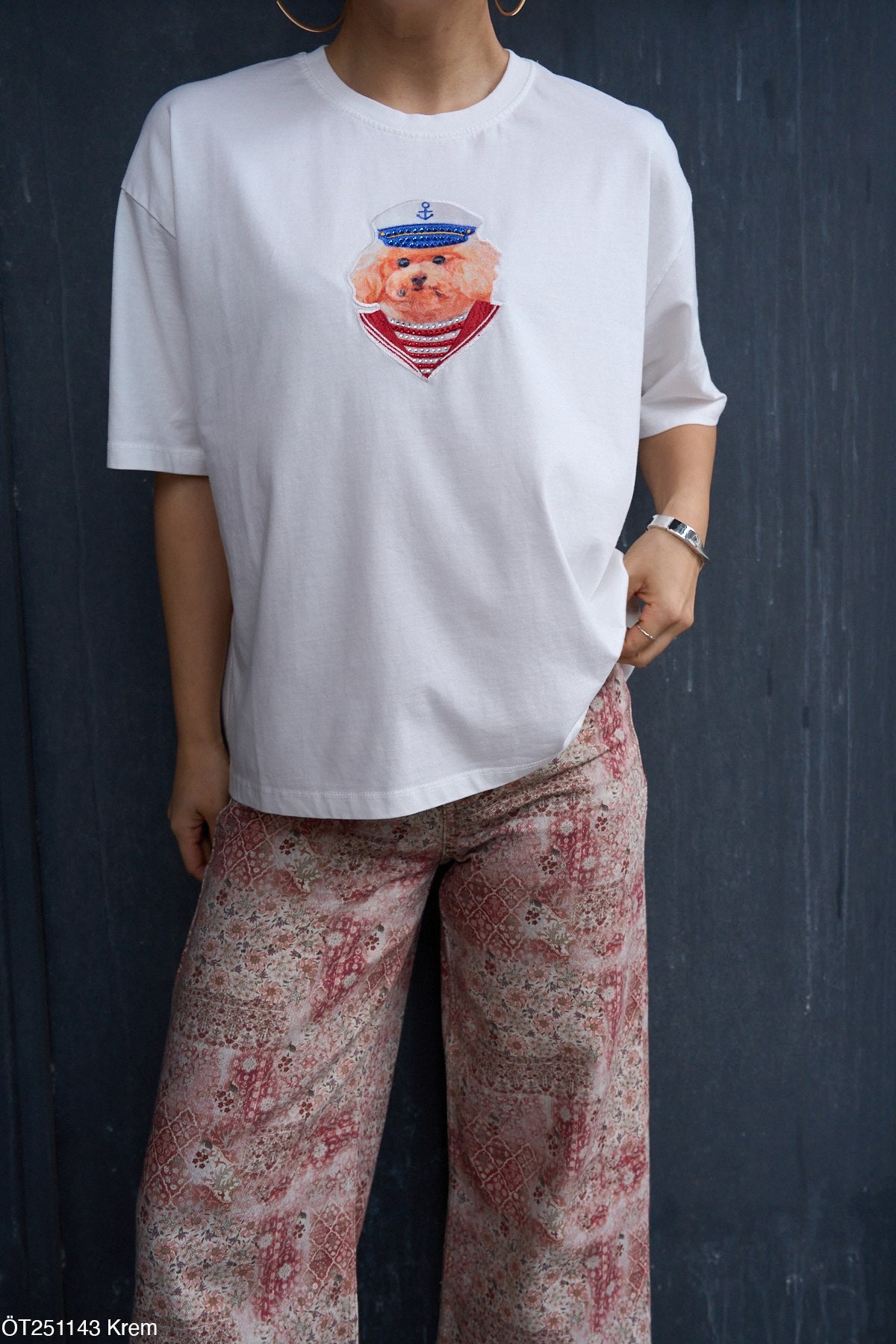 100% Pamuklu Baskılı Tişört - Denizci Köpek Desenli Oversize Tişört - Beyaz