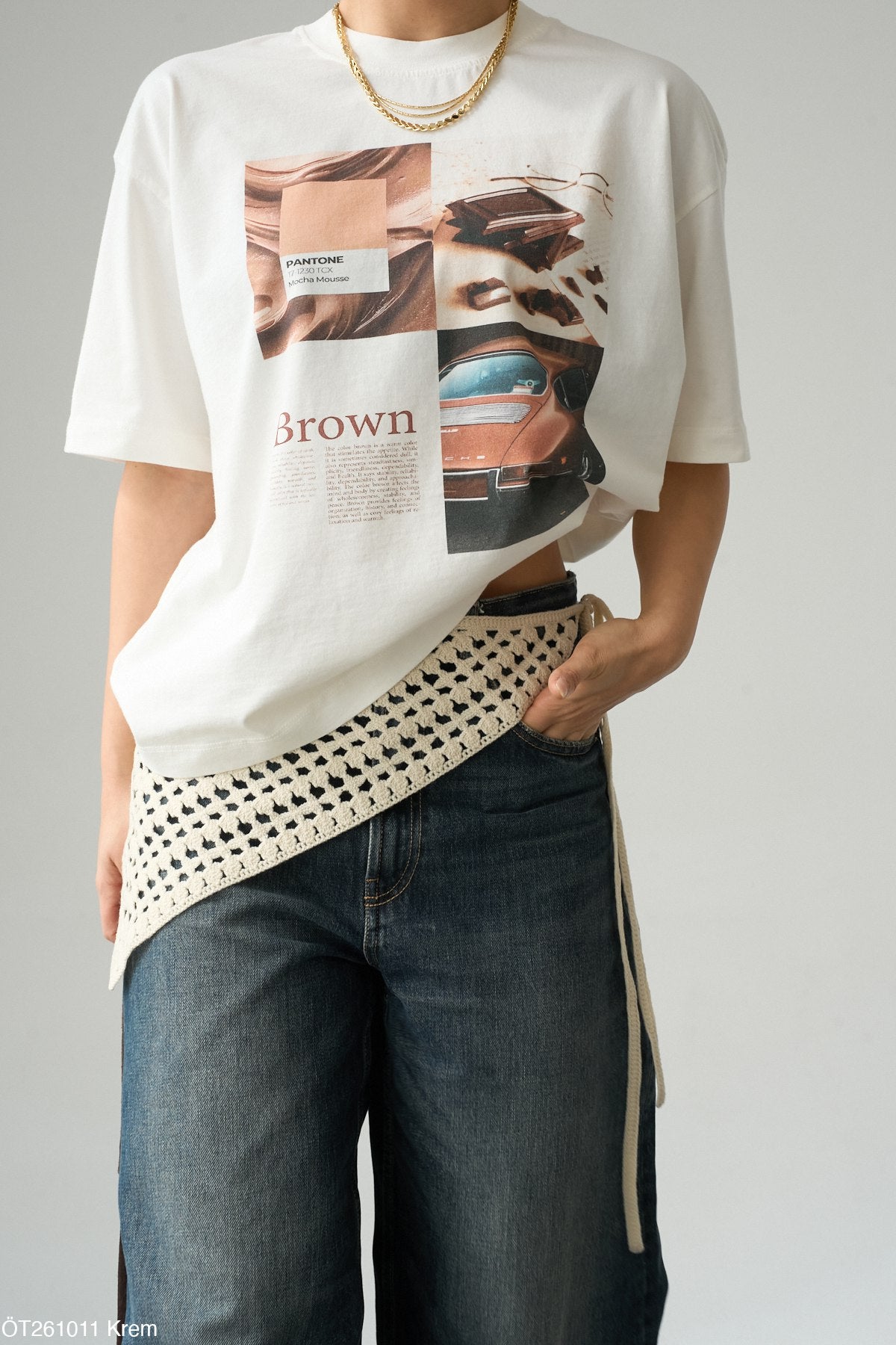 100% PamukluBaskılı Tişört - Brown Pantone Kolaj Desenli Oversize Tişört - Beyaz