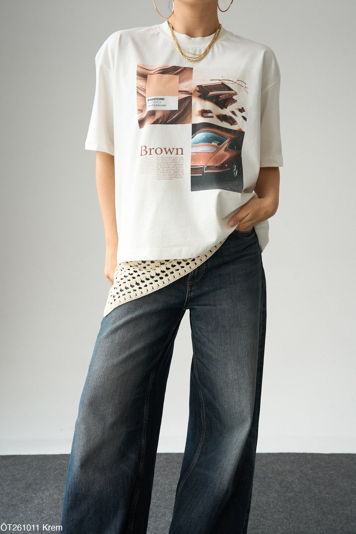 100% PamukluBaskılı Tişört - Brown Pantone Kolaj Desenli Oversize Tişört - Beyaz