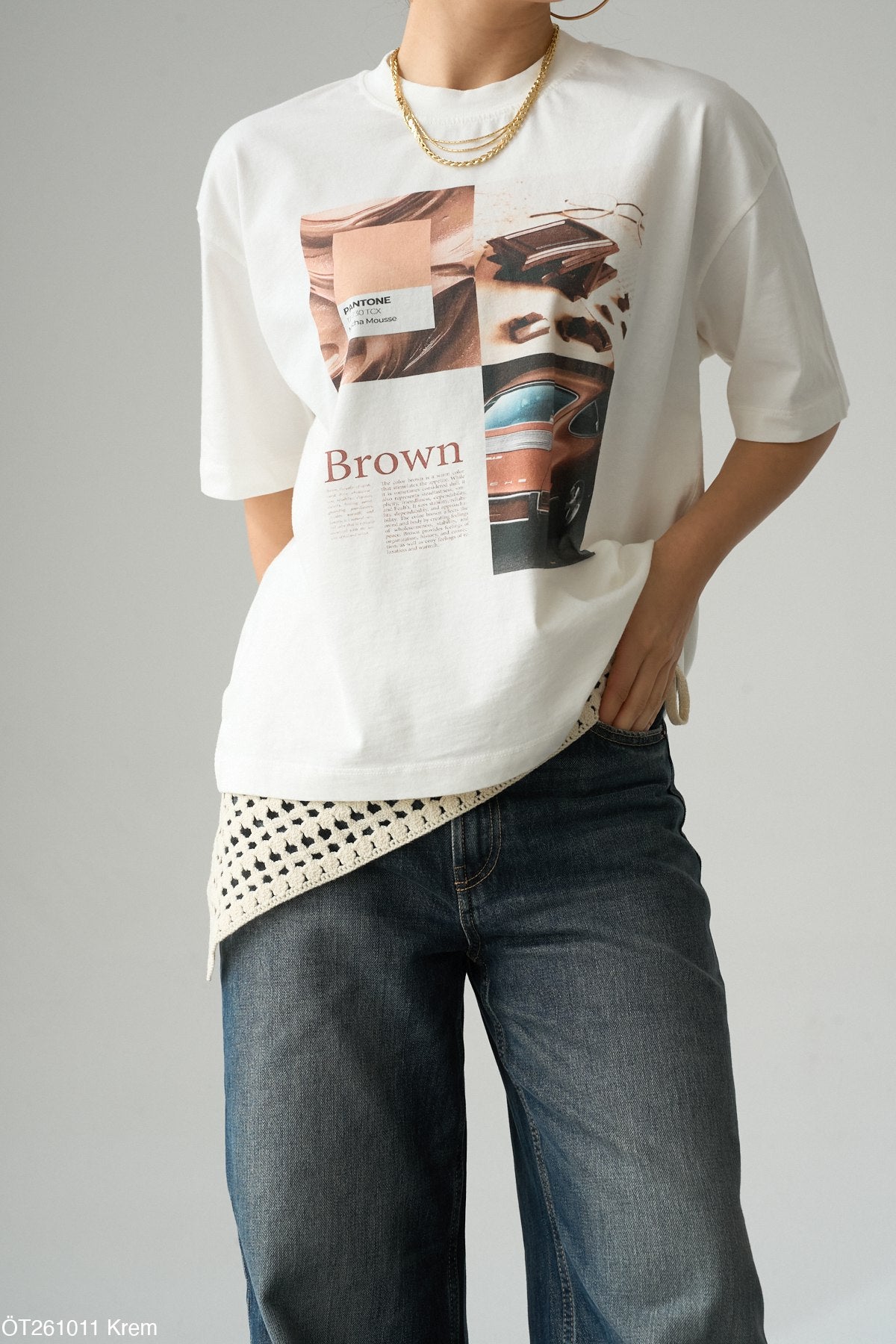 100% PamukluBaskılı Tişört - Brown Pantone Kolaj Desenli Oversize Tişört - Beyaz