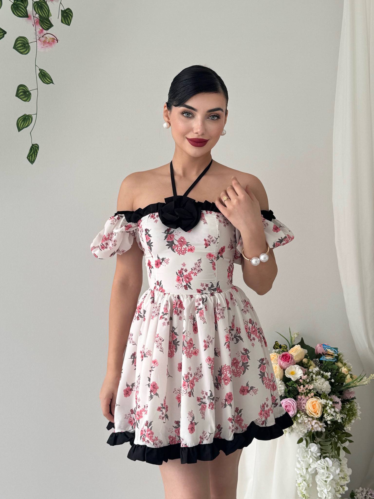 Etki Çiçek Desenli Halter Yaka Mini Elbise - Omuz Açık Fırfırlı Balon Kol - Beyaz Pembe