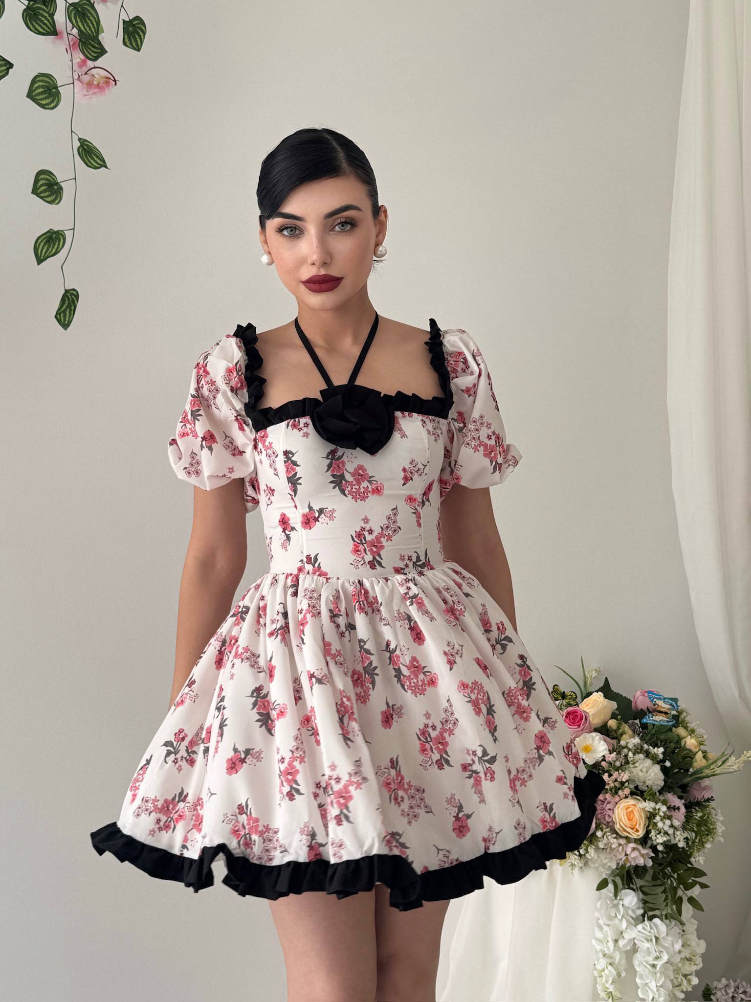 Etki Çiçek Desenli Halter Yaka Mini Elbise - Omuz Açık Fırfırlı Balon Kol - Beyaz Pembe