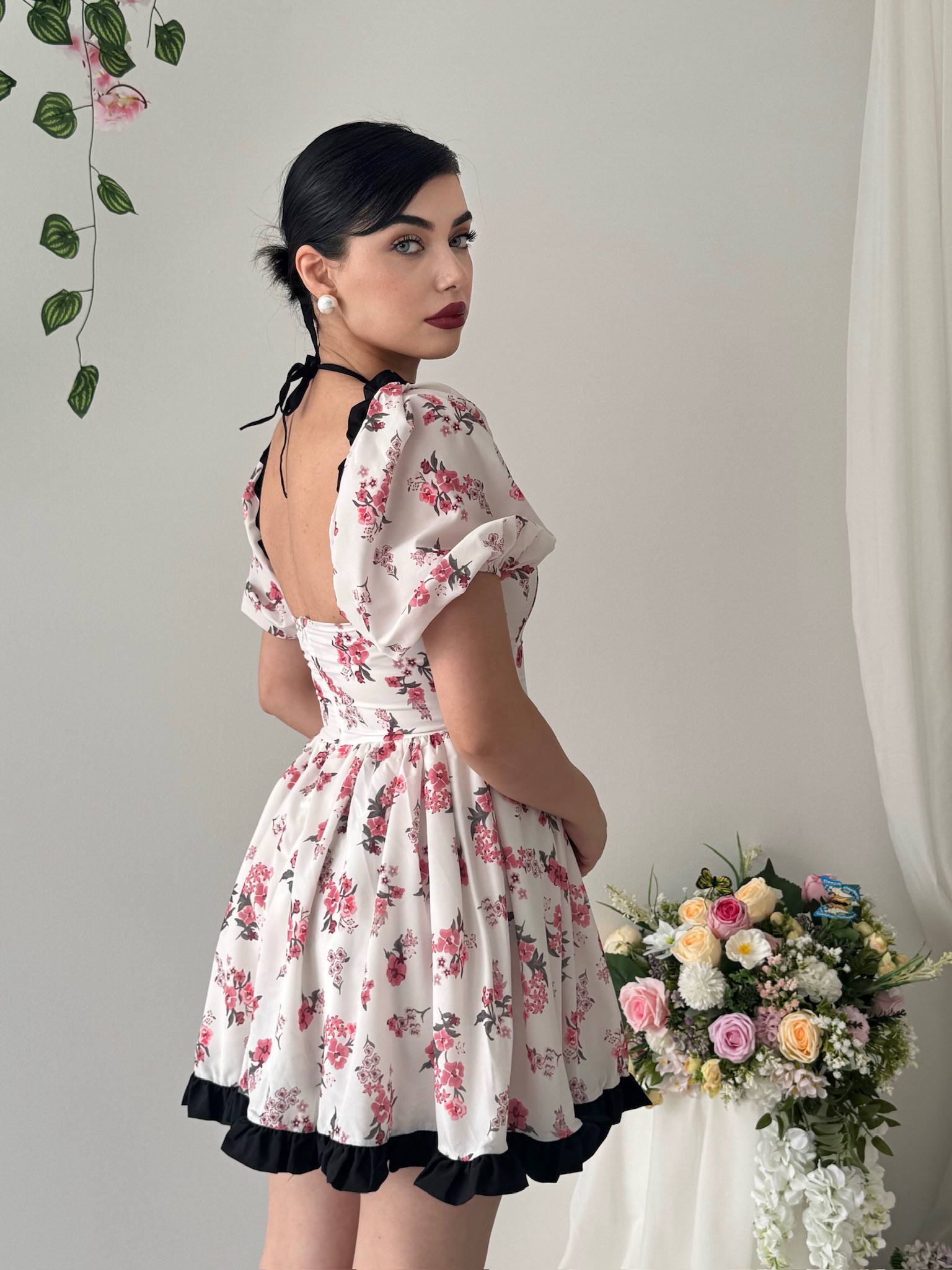 Etki Çiçek Desenli Halter Yaka Mini Elbise - Omuz Açık Fırfırlı Balon Kol - Beyaz Pembe
