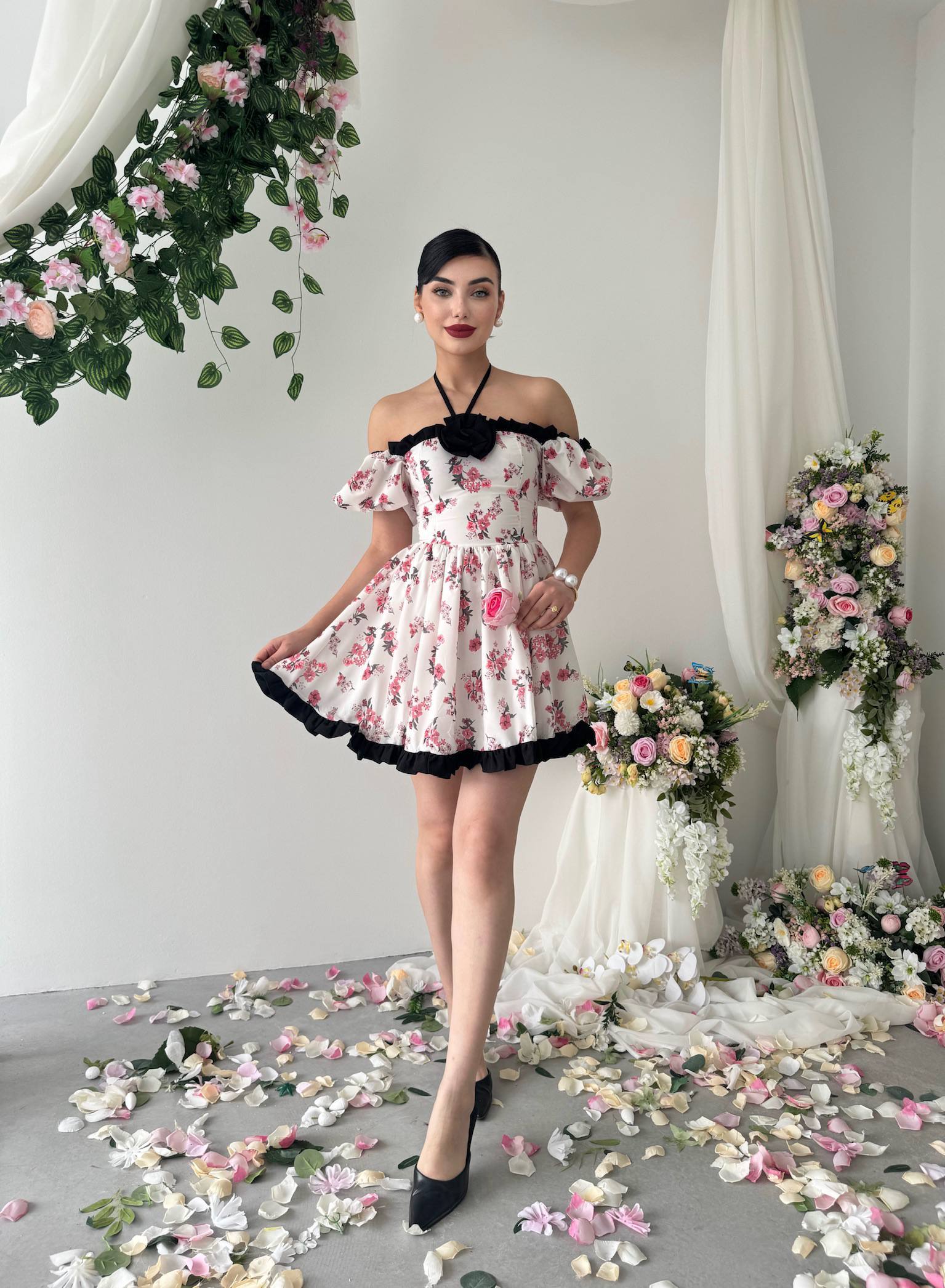 Etki Çiçek Desenli Halter Yaka Mini Elbise - Omuz Açık Fırfırlı Balon Kol - Beyaz Pembe