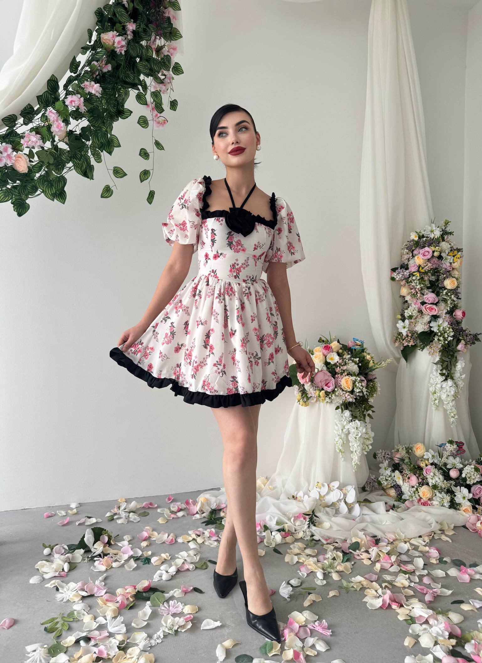 Etki Çiçek Desenli Halter Yaka Mini Elbise - Omuz Açık Fırfırlı Balon Kol - Beyaz Pembe