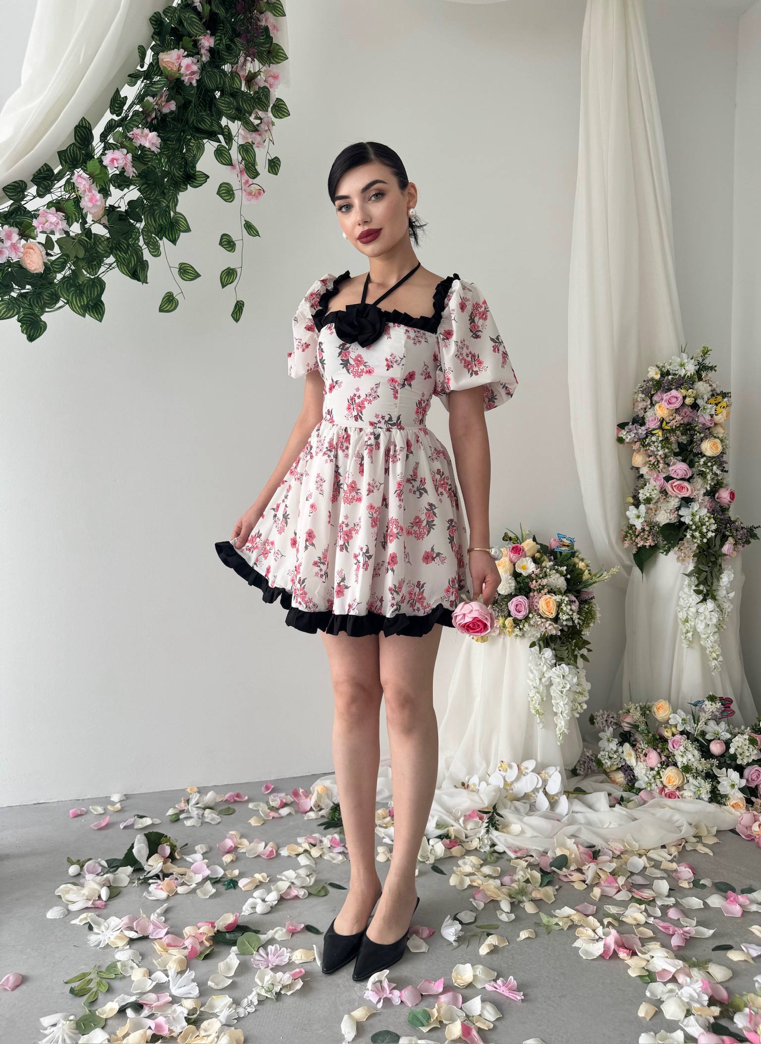 Etki Çiçek Desenli Halter Yaka Mini Elbise - Omuz Açık Fırfırlı Balon Kol - Beyaz Pembe