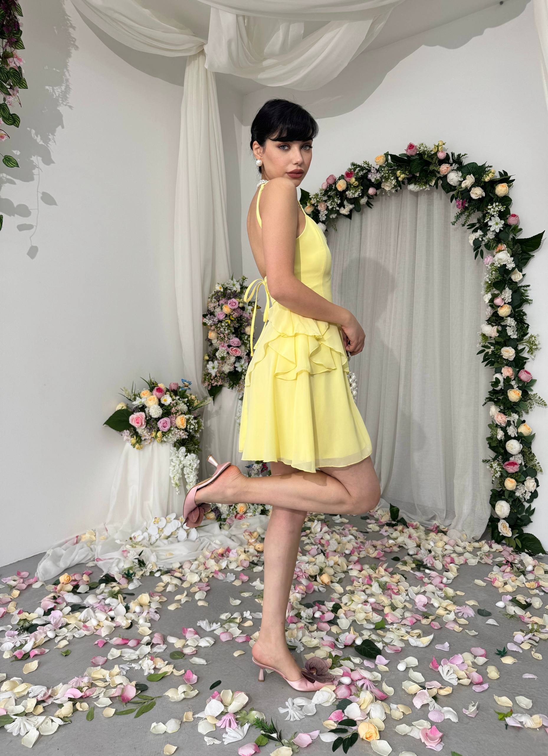 Etki Askılı Mini Elbise - İnce Askılı Kalp Yaka Açık Sırt Fırfırlı - Sarı, Siyah, Beyaz, Mavi, Pembe, Acı kahvereni